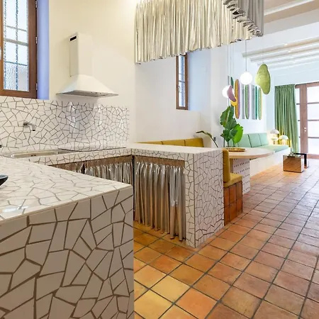 Apartup Market Square Apartment